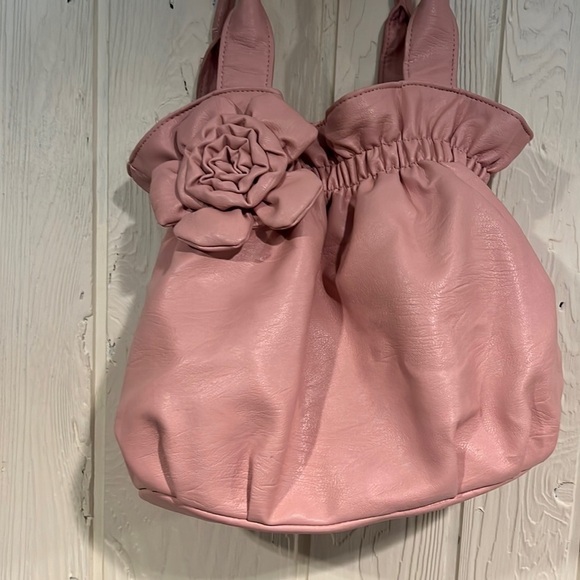 BUENO light pink hobo bag with flower and snap enclosure - Picture 2 of 9